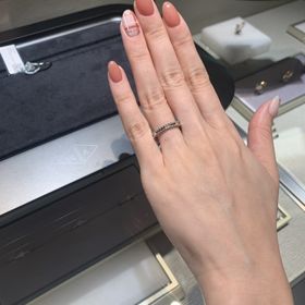 【ヴァン クリーフ＆アーペル(Van Cleef & Arpels)の口コミ】 素材はプラチナであること、他にはないヴァンクリらしいデザインで人と被…