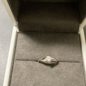 【BIJOUPIKO(ビジュピコ)の口コミ】 デザインがかわいいです。真ん中の大きいダイヤの横には石が散りばめられ…