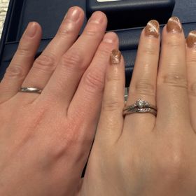 【銀座ダイヤモンドシライシの口コミ】 エンゲージリングは、左右非対称なので逆さまにつけても印象が変わるのと…