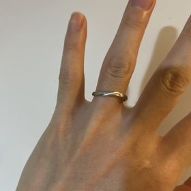 【アイプリモ(I-PRIMO)の口コミ】 指輪のデザインは、シンプルな細めの指輪に、少しウェーブやサテンを入れ…