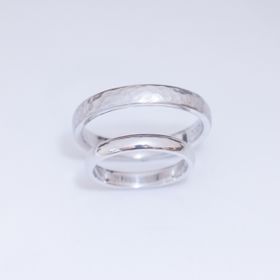 【ジュエリー工房 YAMAMOTOの口コミ】 男性側は槌目のマット加工、女性側はシンプルで丸めなデザインとそれぞれ…