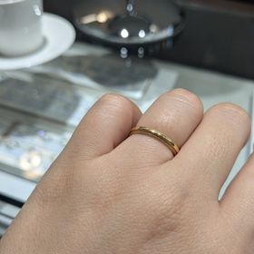 【アイプリモ(I-PRIMO)の口コミ】 ミル打ちデザインのイエローゴールドの指輪です。鍛造製法とのことで硬く…