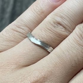 【ラザール ダイヤモンド(LAZARE DIAMOND)の口コミ】 Ｖラインで凹みがあり、凹み部がマット加工されています。
単にプラチナで…