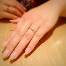 【Douxmiere bijou SOPHIA(ドゥミエール ビジュソフィア)の口コミ】 単体でも華やかに見え、結婚指輪との重ね付けてもバランスがよく見えるデ…