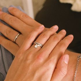 【ケイウノ ブライダル(K.UNO BRIDAL)の口コミ】 既に結婚指輪を決めていたので、重ね付けができるよう、くびれのある既存…