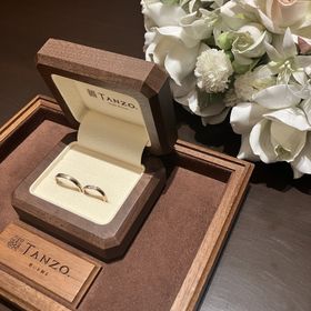 【TANZO.(鍛造指輪)の口コミ】 夫婦それぞれの指輪の色は異なりますが、和紙加工のデザインで、ペア感が…