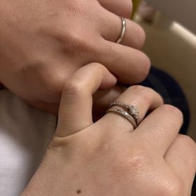 【GALA JEWELRY(ガラジュエリー)の口コミ】 女性リングの斜めになっている部分や、程よい細さなど細かいところをたく…