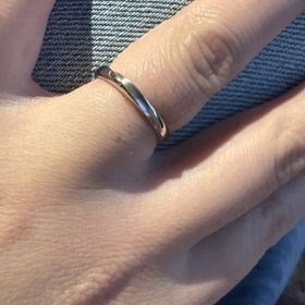 【Something Blue(サムシングブルー)の口コミ】 素材は光沢感があり、高級感があります。また、妻はダイヤが入ったリング…