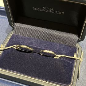 【銀座ダイヤモンドシライシの口コミ】 結婚指輪を単体でつけてる時は目立ちすぎず、婚約指輪と重ね付けしたとき…
