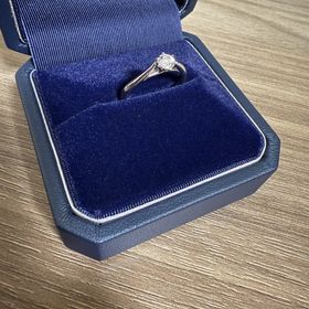 【銀座ダイヤモンドシライシの口コミ】 本物のダイヤモンド。石を支える部分のデザインにも意味が込められていま…