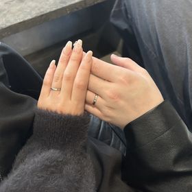 【出雲結(いずもゆい)の口コミ】 マット加工で普段着に馴染みやすくオシャレです。
真ん中の小さなダイヤモ…