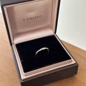 【アイプリモ(I-PRIMO)の口コミ】 ・指が長く見えるウェーブデザイン
・北斗七星を表す７粒のメレダイヤモン…