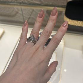 【ショーメ(CHAUMET)の口コミ】 ティアラのようなデザインでとにかくキラキラ、華やかで可愛いです。ずっ…