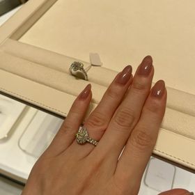 【グラフ(GRAFF)の口コミ】 メインの大きい石のまわりを小さい石で囲っているデザインなので実際のカ…