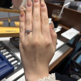【銀座ダイヤモンドシライシの口コミ】 私の指の形がAラインになっており、ストレートの指輪のデザインが似合って…