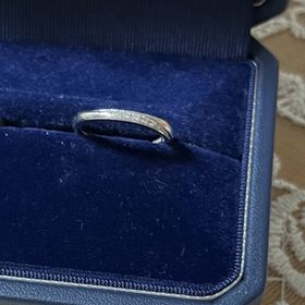 【銀座ダイヤモンドシライシの口コミ】 ねじってある部分に何個かダイヤが入っているデザインを探していて、理想…