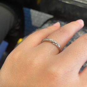 【エクセルコダイヤモンド(EXELCO DIAMOND)の口コミ】 メレダイヤモンドが斜めに入ったエレガントなデザインで、ストレートなが…