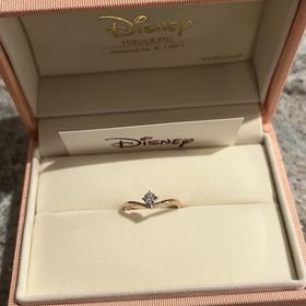 【ケイウノ ブライダル(K.UNO BRIDAL)の口コミ】 眠れる森の美女のオーロラ姫をイメージした指輪です。
色味はオーロラ姫の…