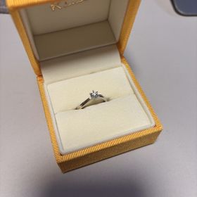 【ケイウノ ブライダル(K.UNO BRIDAL)の口コミ】 中央にダイヤがついて、ウェーブの入ったデザインを探していました。こち…