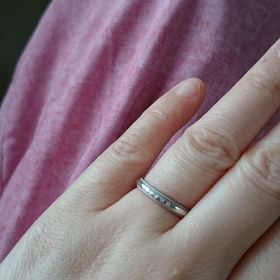 【4℃ BRIDAL(ヨンドシーブライダル)の口コミ】 永久保証がついていて、ミル打ちデザインと小さなダイヤがついていたのが…