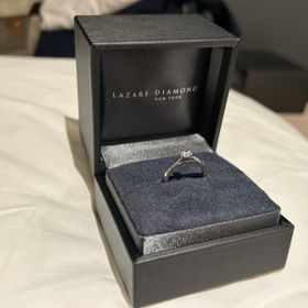 【ラザール ダイヤモンド(LAZARE DIAMOND)の口コミ】 ダイヤモンドがとても輝いていてとても綺麗です。
店員さんの話によると、…