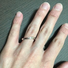 【JEWELRY  KAMATA(ジュエリーかまた)の口コミ】 はじめは曲がった形状に抵抗がありましたが、いざ着けてみると意外にも着…