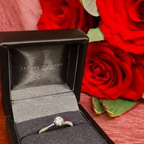 【ラザール ダイヤモンド(LAZARE DIAMOND)の口コミ】 中心のダイヤモンドはもちろんですが、メレダイヤがつけてる本人からも、…