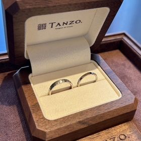 【TANZO.(鍛造指輪)の口コミ】 内外のコンビのデザインで、外側がプラチナ内側がコーラルゴールドで仕上…