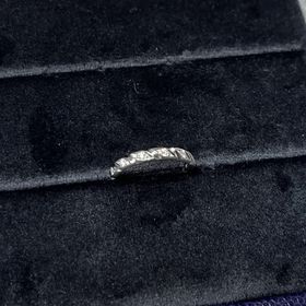 【ショーメ(CHAUMET)の口コミ】 ダイヤが8つあしらわれた、螺旋のデザインです。HPで下見した段階ではあま…