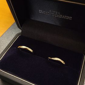 【銀座ダイヤモンドシライシの口コミ】 ウェーブのデザインが似合うと思い購入しました。ダイヤモンドもさりげな…