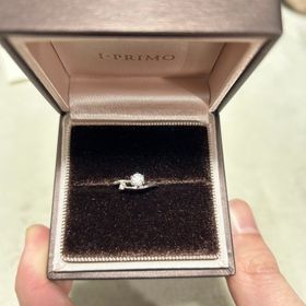 【アイプリモ(I-PRIMO)の口コミ】 大きなダイヤモンドの隣に凛と存在するピンクダイヤモンドが特徴的な指輪…