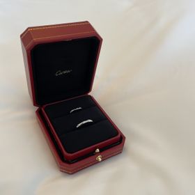 【カルティエ(Cartier)の口コミ】 シンプルかつ飽きのこないデザインです。夫の指輪はダイヤなし、わたしは…