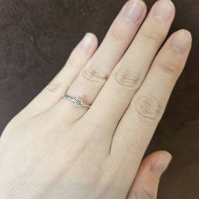 【銀座ダイヤモンドシライシの口コミ】 重ね付けしやすいようにストレートの指輪にしました。ストレートですが、…