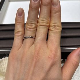 【アイプリモ(I-PRIMO)の口コミ】 ななめにダイヤがみ3つ入っており、派手すぎないがシンプルすぎず程よかっ…