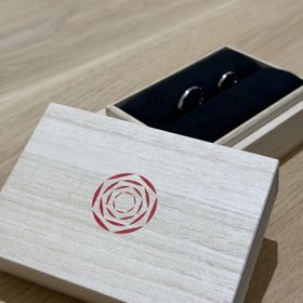 【出雲結(いずもゆい)の口コミ】 シンプルで普段着けていても違和感ないデザイン。
内側に好きな文字を打刻…