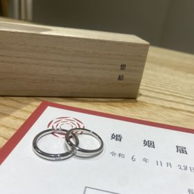 【出雲結(いずもゆい)の口コミ】 シンプルかつ他ではあまり見かけない、長方形のダイヤが埋め込まれており…