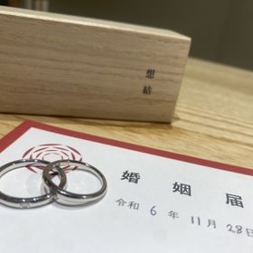 【出雲結(いずもゆい)の口コミ】 ほかであまり見ない長方形のダイヤが美しいデザイン。妻の方に付いていた…