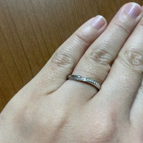 【銀座ダイヤモンドシライシの口コミ】 細め、石ありで探していたところ、出会ったのがこのスターリーです。ダイ…