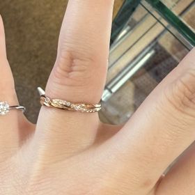 【Quand de Mariage(クワンドゥマリアージュ)】の口コミ うねっとしたデザインが気になっていたのでこちらを選びました。
ローズの...