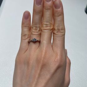 【アイプリモ(I-PRIMO)の口コミ】 左右対称で指が綺麗に見える点。周辺のダイヤは小さめで一番中心のダイヤ…