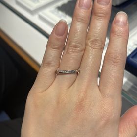 【銀座ダイヤモンドシライシの口コミ】 ストレートに斜めにダイヤモンドがあしらわれたデザインが好みでHPから見…