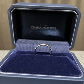 【銀座ダイヤモンドシライシの口コミ】 シンプルなデザインでツヤのある質感です。
形はストレートタイプ。
あま…