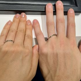 【ラザール ダイヤモンド(LAZARE DIAMOND)の口コミ】 完全なストレートではなくゆるくウェーブのかかったデザインで、上下から…