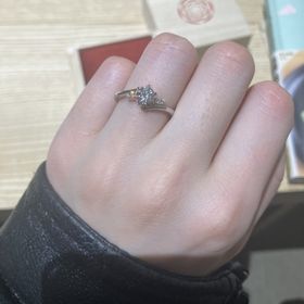 【出雲結(いずもゆい)の口コミ】 上品に光り輝く独特なデザインがとても気に入りました。真ん中のダイヤは…