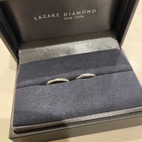 【ラザール ダイヤモンド(LAZARE DIAMOND)の口コミ】 新郎側はストレートタイプのものに、細かなラインが入っているのが特徴的…