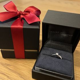 【ラザール ダイヤモンド(LAZARE DIAMOND)の口コミ】 綺麗な曲線で、シンプルだけど華やかさのあるデザインで、とてもかわいい…