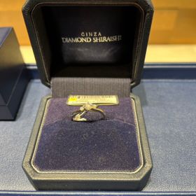 【銀座ダイヤモンドシライシの口コミ】 デザインもシンプルで素敵です。
さらにダイヤモンドも際立つデザインでさ…