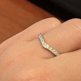 【TRECENTI(トレセンテ)の口コミ】 エタニティリングを探しておりました。指が短いため、V字の方が似合うので…