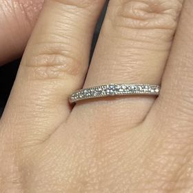 【エクセルコダイヤモンド(EXELCO DIAMOND)の口コミ】 ハーフエタニティで真ん中にダイヤモンドが大きく一粒ついてあるデザイン…