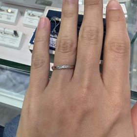 【Something Blue(サムシングブルー)の口コミ】 ダイヤが流れるように入っているのがいちばんのお気に入りポイントです。…